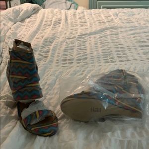 Multicolored wedge with zipper